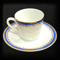 Taza y plato del Juego de Café Epiag de Porcelana Fina decorados en azul, dorado y blanco, perfectos para amantes del café y estilo clásico.