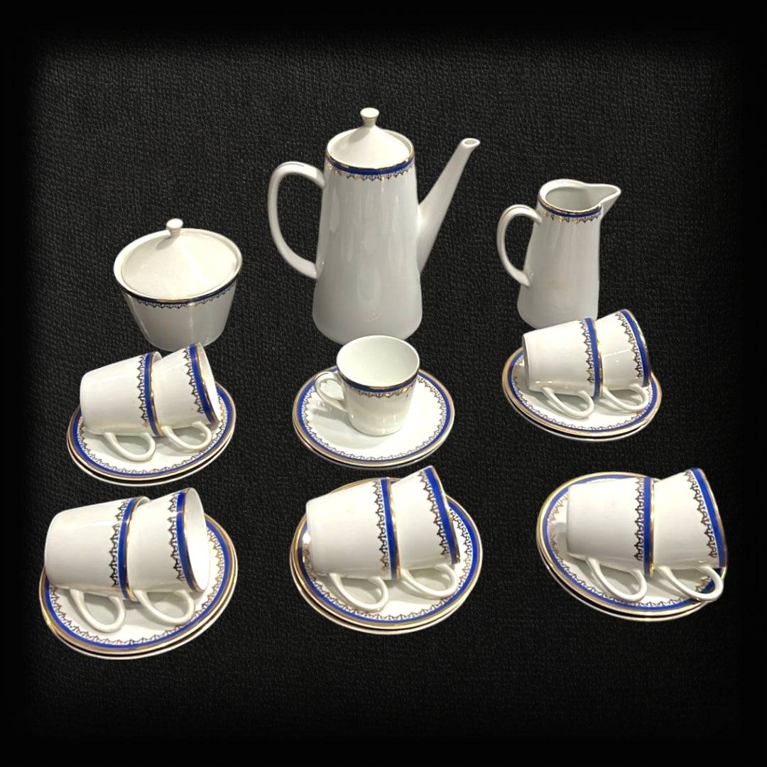 Set parcial del Juego de Café Epiag de Porcelana Fina con tazas, platos y cafetera, diseño elegante en azul, dorado y blanco para decoración.
