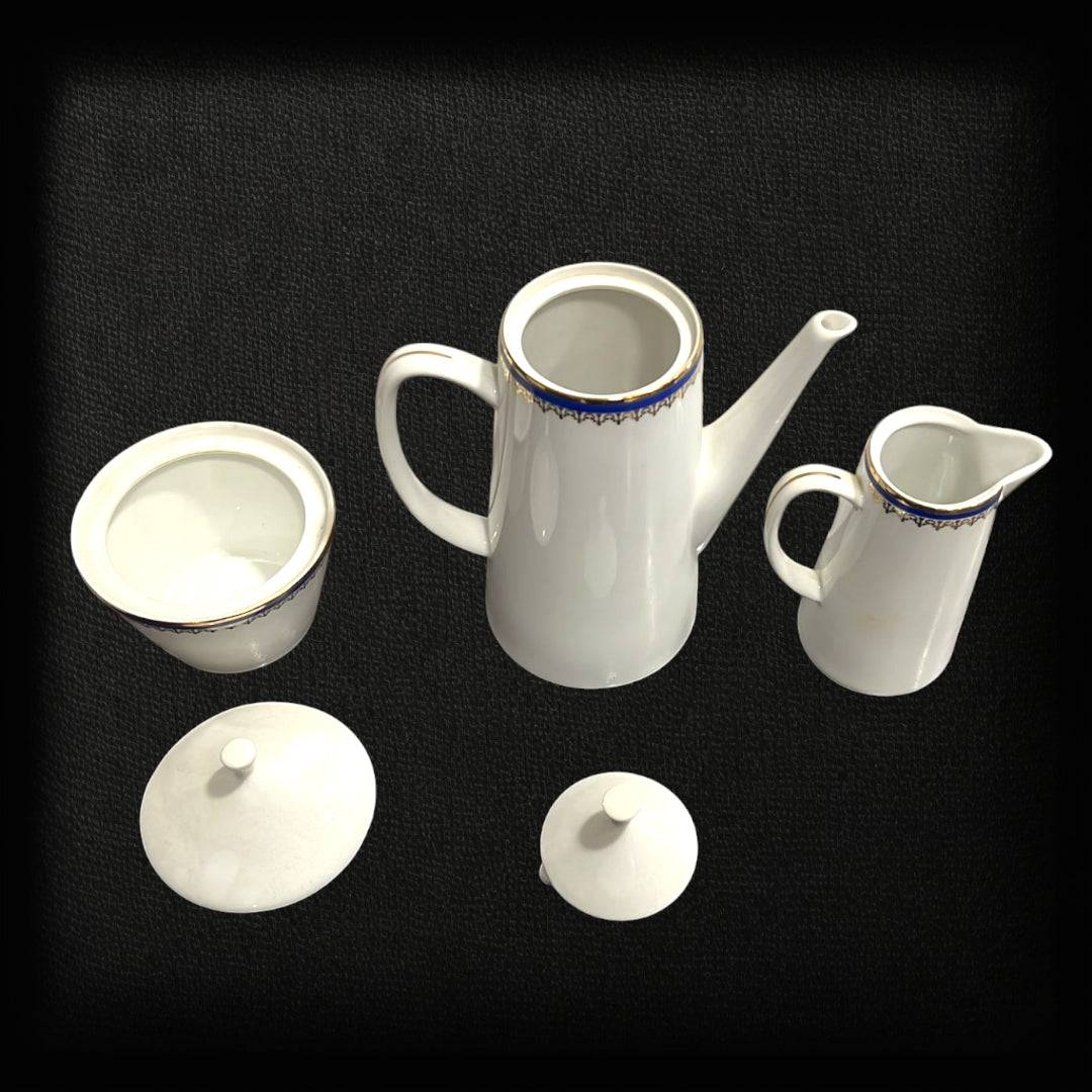 Vista superior del Juego de Café Epiag de Porcelana Fina con tapas removidas, mostrando diseño elegante en azul, dorado y blanco para el hogar.