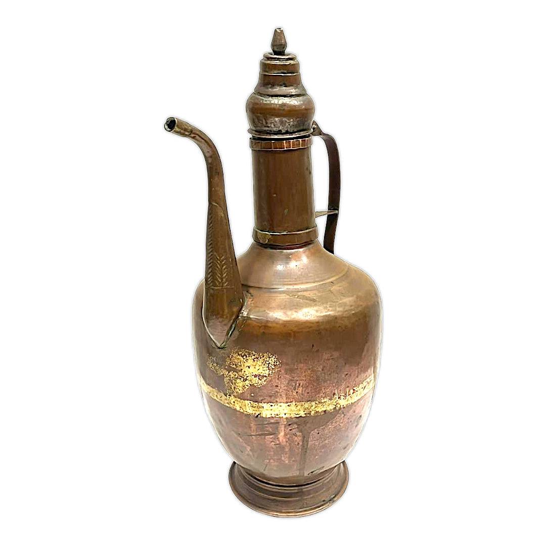 Tetera de cobre antigua con diseño artesanal y pátina natural, ideal para decoración elegante en interiores de estilo rústico o vintage.