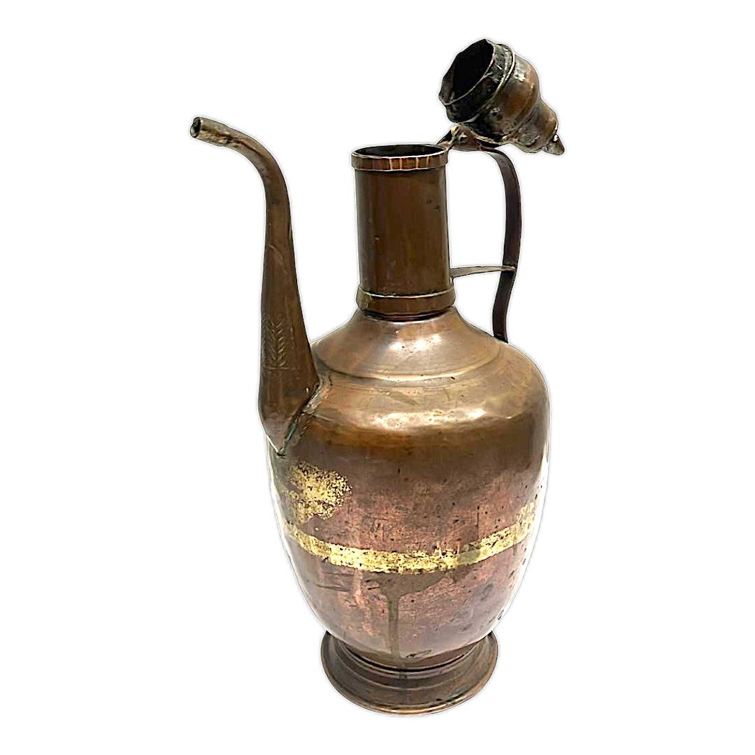 Tetera de cobre antigua con tapa abierta y asa curva, perfecta para añadir un toque clásico y distintivo a espacios de decoración en casa o jardín.