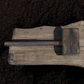 Antiguo mazo de madera rústico colocado sobre tabla envejecida, perfecto como elemento decorativo artesanal en espacios de estilo rústico.
