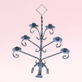 Candelabro de forja artesanal con 6 brazos curvos, estructura metálica robusta y estilo exclusivo para ambientes clásicos o rústicos.