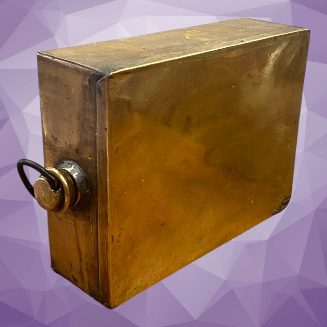 Tanque auxiliar de gasolina estilo retro para coche antiguo, acabado dorado envejecido, ideal para decoración temática automotriz.