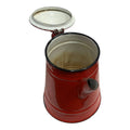 Interior blanco de cafetera o tetera de metal esmaltado rojo con tapa abierta, perfecta para estilo retro en decoración del hogar.