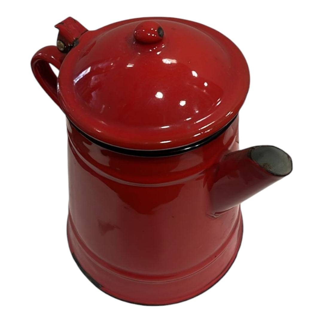 Vista superior de cafetera o tetera de metal esmaltado rojo brillante con pico vertedor y diseño clásico para decoración de cocina vintage.