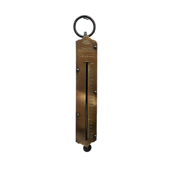 Balanza antigua de colgar en metal con escala grabada, pieza única y exclusiva para coleccionistas de decoración vintage.
