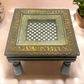 Mesa de centro cuadrada con tapa de vidrio y reja india en metal, detalles tallados en madera para decoración de interiores únicos.