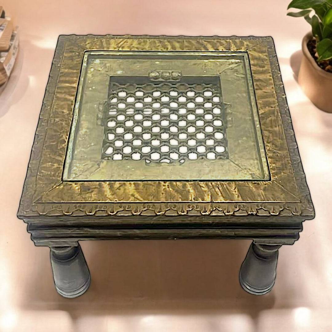 Mesa de centro cuadrada con tapa de vidrio y reja india en metal, detalles tallados en madera para decoración de interiores únicos.
