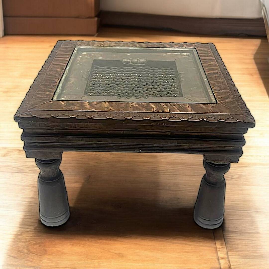 Mesa baja artesanal de madera y metal con diseño hindú y reja central, ideal para salones con decoración étnica y elegante.