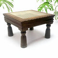 Mesa de centro india de madera oscura con patas torneadas y reja metálica decorativa, perfecta para espacios con estilo hindú.
