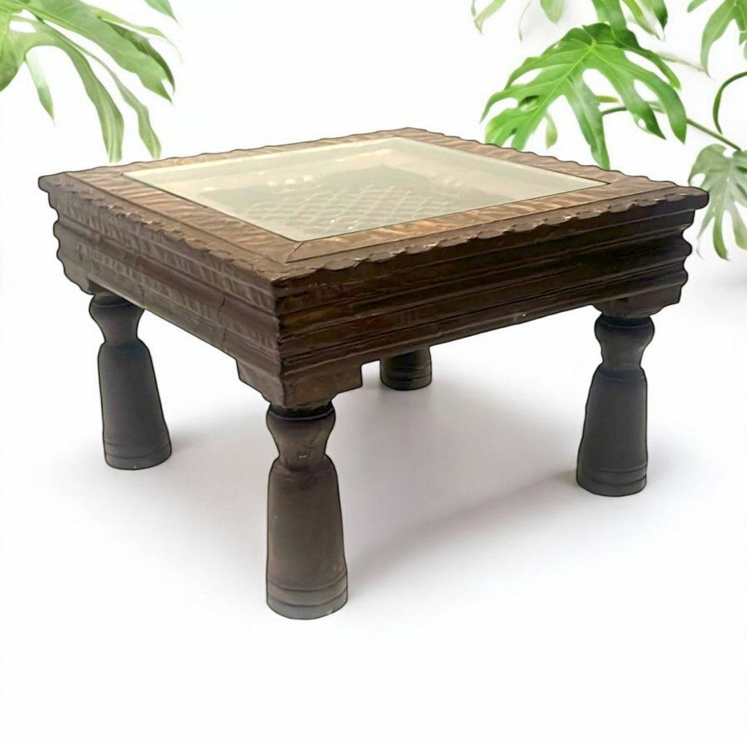 Mesa de centro india de madera oscura con patas torneadas y reja metálica decorativa, perfecta para espacios con estilo hindú.