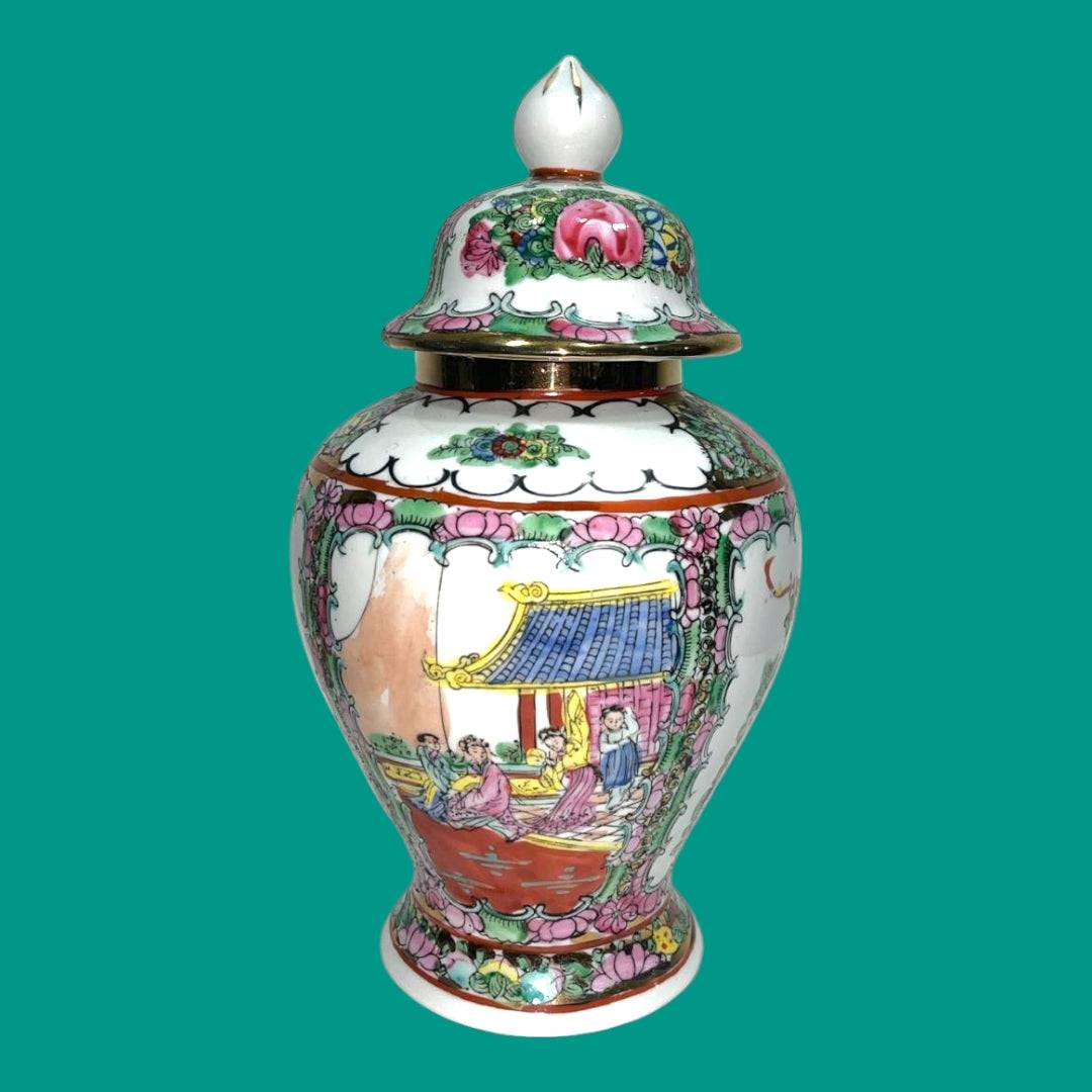 Elegante tibor chino antiguo de cerámica con pintura a mano de paisaje y flores. Ideal para decoración de interiores estilo oriental o vintage.