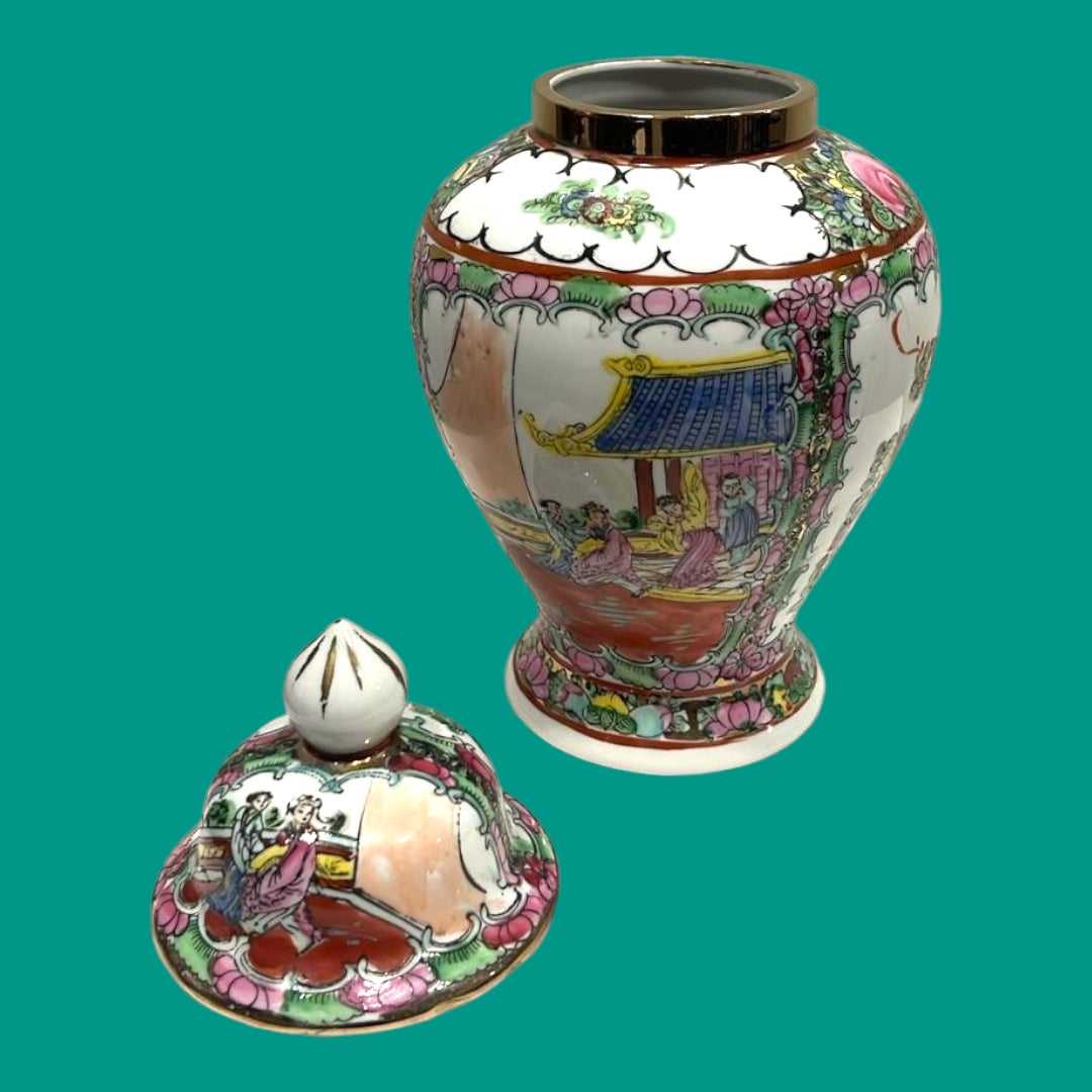 Tibor chino antiguo de cerámica con tapa removible, decorado a mano con escenas de paisaje y motivos florales. Pieza decorativa para interiores elegantes.