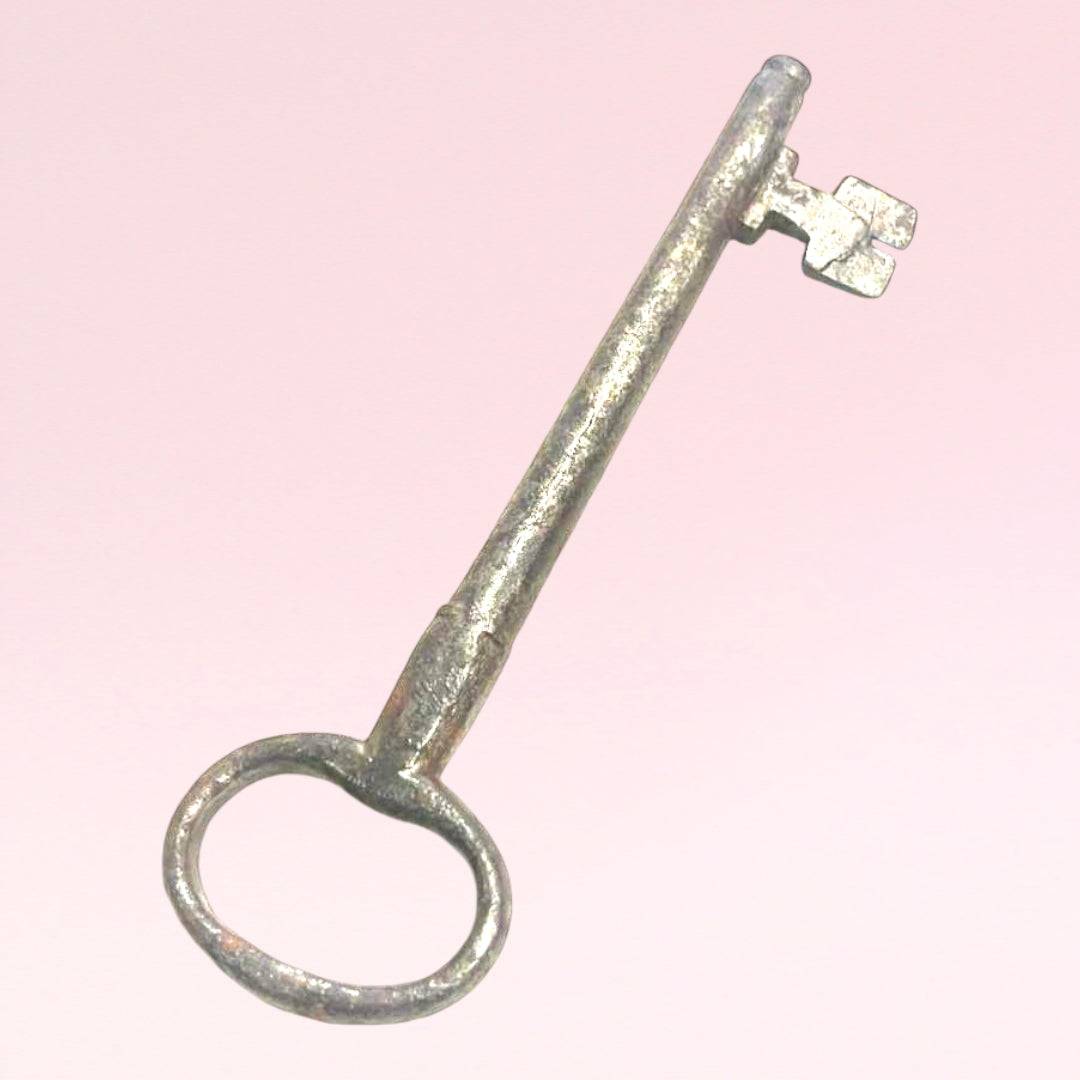 Llave antigua de metal forjado con diseño clásico y detalles históricos. Perfecta para decoración vintage en interiores o exteriores.