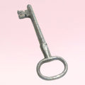 Llave antigua de forja con diseño rústico, ideal como elemento decorativo para el hogar o colección vintage. Rara pieza metálica artesanal.