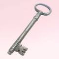 Rara llave antigua de forja en metal envejecido, perfecta para decoración de interiores o coleccionistas de objetos históricos únicos.