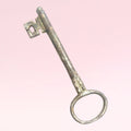 Llave antigua de forja con diseño clásico y acabado rústico, perfecta para decoración de interiores en categoría Home & Garden > Decor.