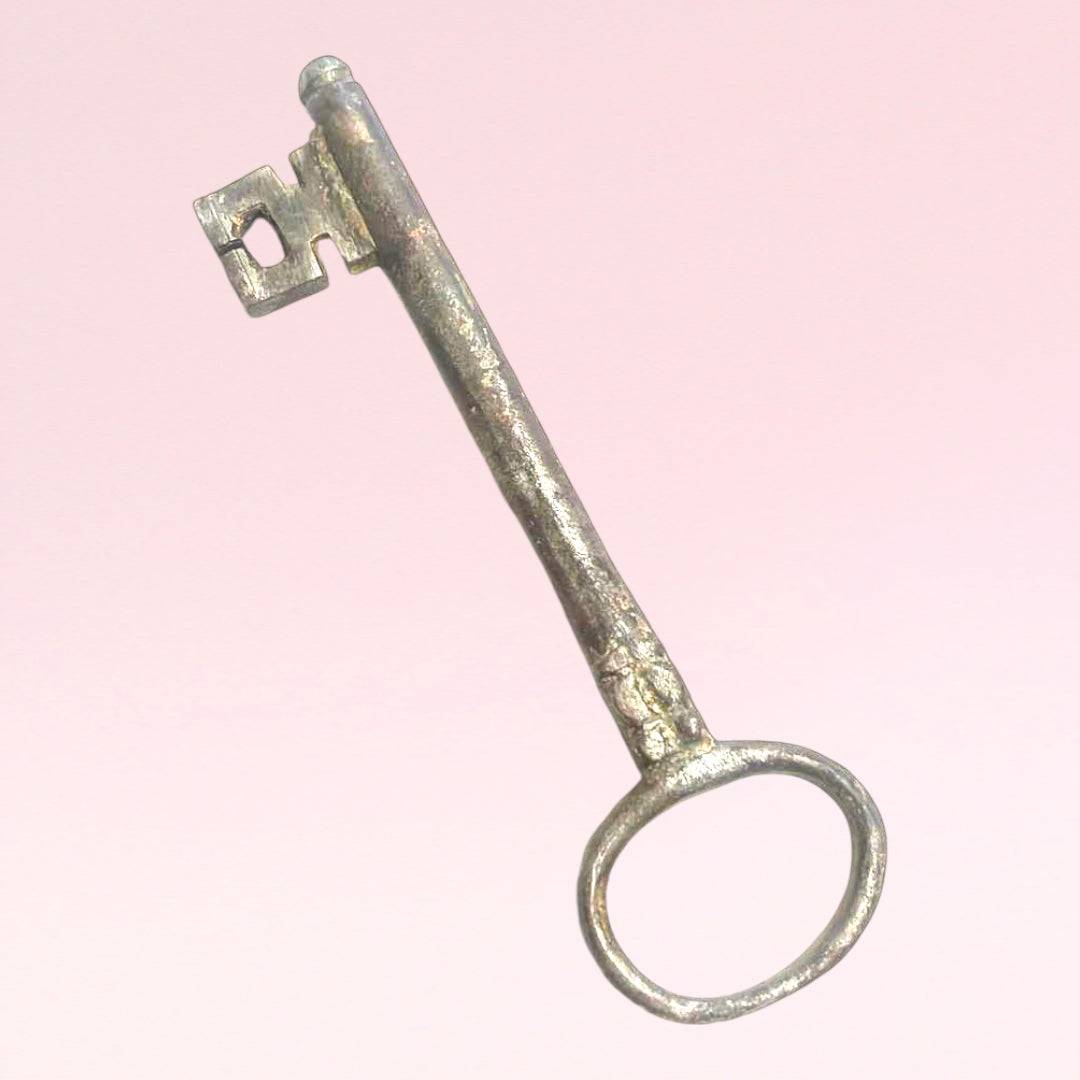 Llave antigua de forja con diseño clásico y acabado rústico, perfecta para decoración de interiores en categoría Home & Garden > Decor.