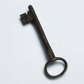 Llave antigua de forja rara en metal oscuro, perfecta para decoración de interiores con temática histórica o coleccionismo de objetos antiguos.