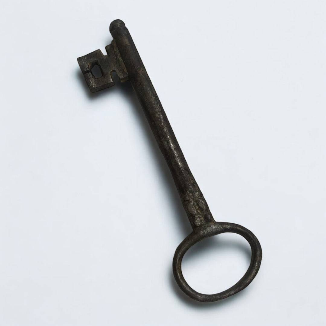 Llave antigua de forja rara en metal oscuro, perfecta para decoración de interiores con temática histórica o coleccionismo de objetos antiguos.