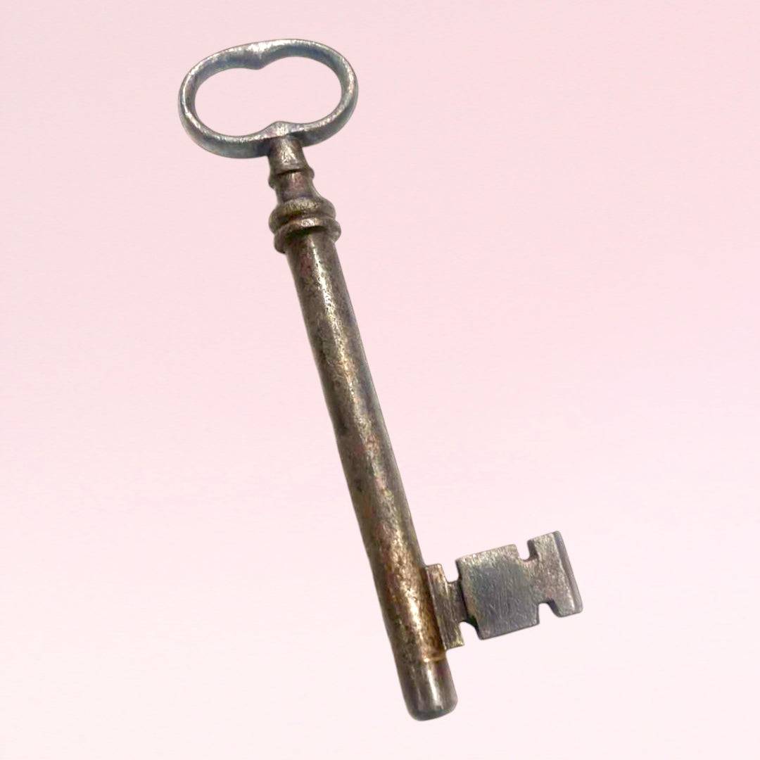 Llave antigua de forja en metal envejecido, ideal para decoración rústica en el hogar. Pieza histórica para Home & Garden > Decor.