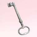 Llave antigua de forja para decoración, ideal para el hogar, con acabado metálico envejecido. Perfecta para estilo rústico en paredes o puertas.