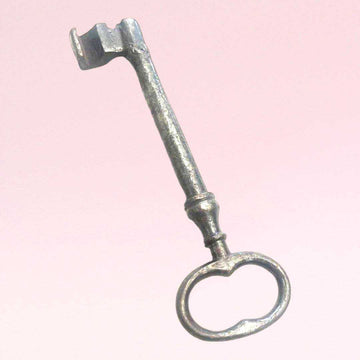 Llave antigua de forja para decoración, ideal para el hogar, con acabado metálico envejecido. Perfecta para estilo rústico en paredes o puertas.
