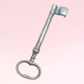 Llave antigua de forja decorativa en metal, ideal para coleccionistas o decoración vintage en el hogar. Diseño clásico y elegante.