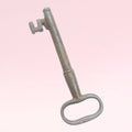 Llave de forja antigua con forma ovalada y detalles únicos, perfecta para decoración rústica en espacios del hogar con estilo retro.