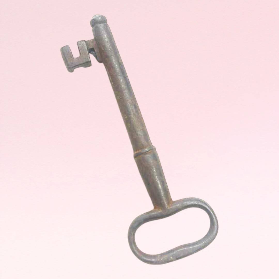 Llave de forja antigua con forma ovalada y detalles únicos, perfecta para decoración rústica en espacios del hogar con estilo retro.