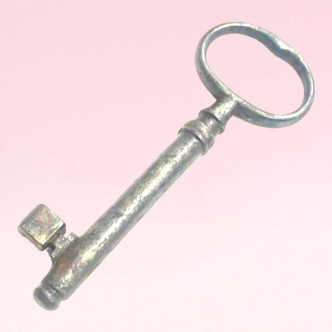 Llave antigua de forja con diseño clásico y acabado rústico, perfecta para decoración de estilo histórico en casa.