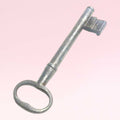 Llave antigua de forja en metal, pieza decorativa única para coleccionistas o ambientaciones rústicas en el hogar.