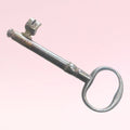 Llave de forja antigua con acabado metálico envejecido, perfecta para decoración vintage en espacios interiores o entradas.