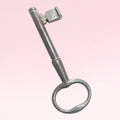 Llave antigua de forja en hierro con diseño clásico, ideal como pieza histórica decorativa para el hogar en estilo vintage.