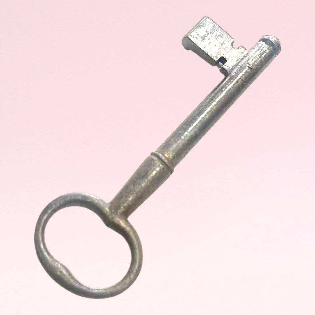 Llave antigua de forja en hierro con diseño clásico, ideal como pieza histórica decorativa para el hogar en estilo vintage.