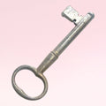 Llave antigua de hierro forjado con acabado envejecido, perfecta para decoración del hogar o colección de objetos antiguos.