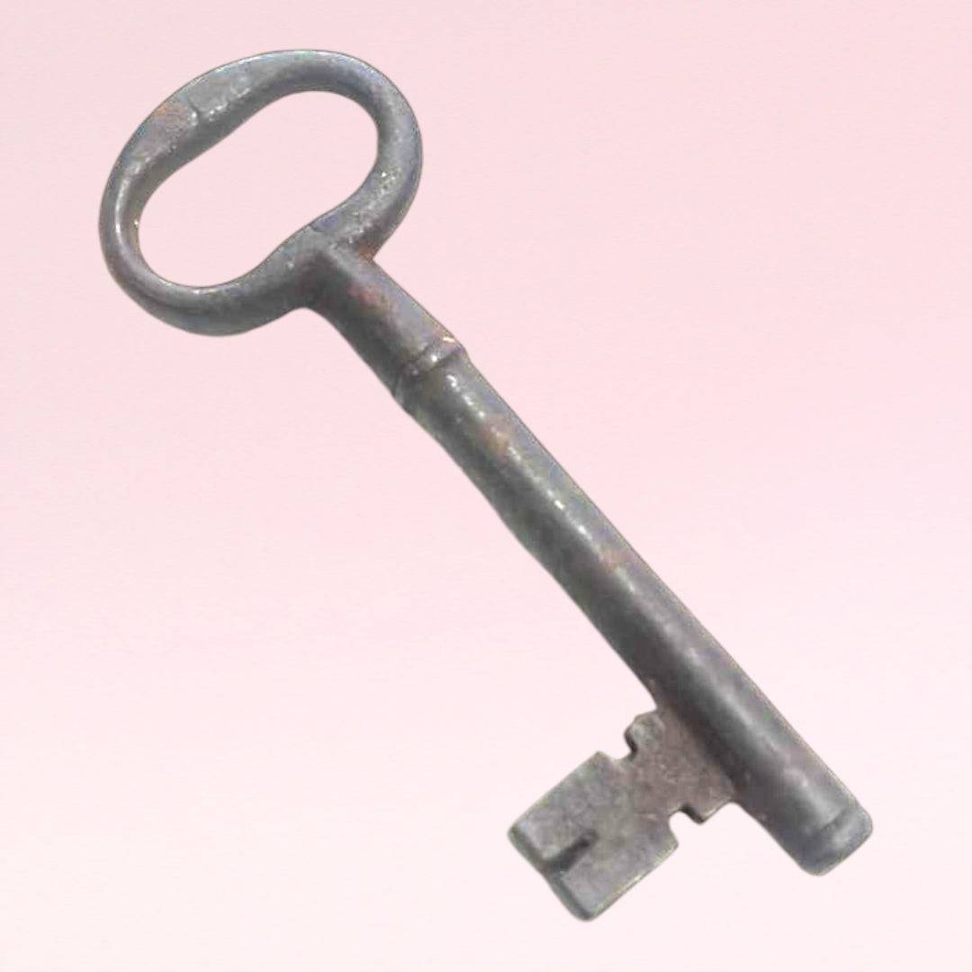 Llave antigua de forja en metal oscuro, ideal como pieza decorativa única para el hogar. Perfecta para añadir un toque vintage y nostálgico.