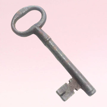 Llave antigua de forja en metal oscuro, ideal como pieza decorativa única para el hogar. Perfecta para añadir un toque vintage y nostálgico.