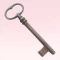Llave antigua de metal forjado, pieza única decorativa con historia, perfecta para ambientaciones rústicas o puertas antiguas.