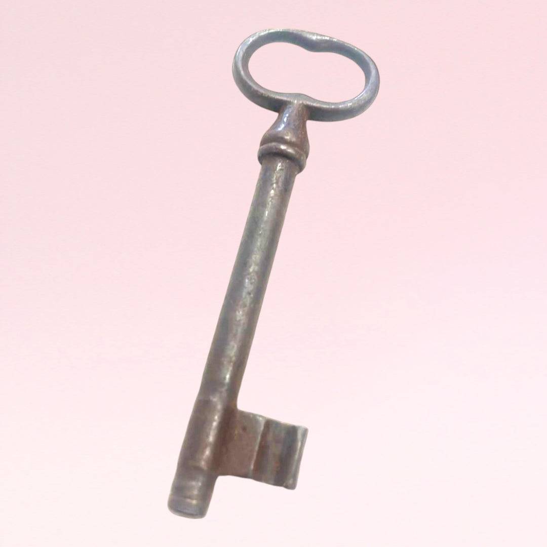Llave antigua de forja en metal envejecido, pieza rara decorativa para el hogar con diseño rústico ideal para decoración vintage.