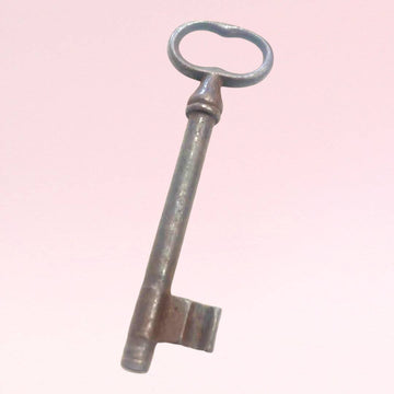 Llave antigua de forja en metal envejecido, pieza rara decorativa para el hogar con diseño rústico ideal para decoración vintage.