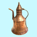 Cafetera/tetera turca de cobre con caño de cisne y tapa cónica, ideal para decoración vintage en el hogar. Diseño árabe antiguo y artesanal.