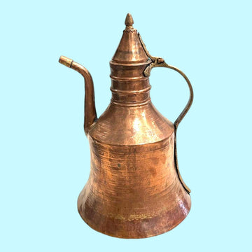 Cafetera/tetera turca de cobre con caño de cisne y tapa cónica, ideal para decoración vintage en el hogar. Diseño árabe antiguo y artesanal.