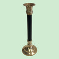 Candelabro de Latón Vintage Neoclásico con acabado brillante y diseño alto, ideal para interiores sofisticados. Añade un toque clásico a tu decoración.
