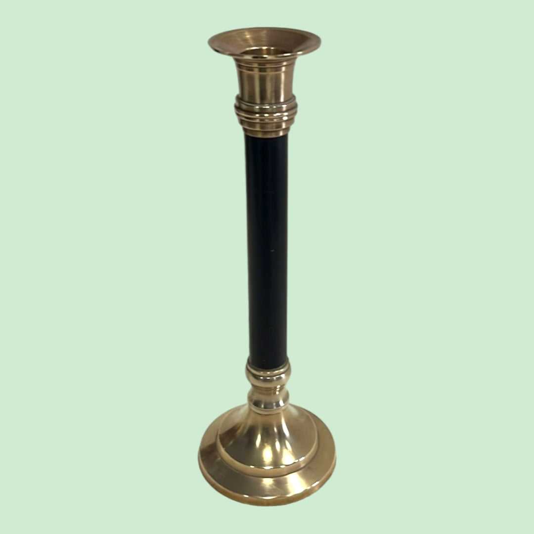 Candelabro de Latón Vintage Neoclásico con acabado brillante y diseño alto, ideal para interiores sofisticados. Añade un toque clásico a tu decoración.