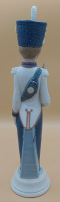 Parte trasera de la figura de porcelana Lladró Soldado Cadete con Espada, años 80, destacando mochila y detalles del uniforme.