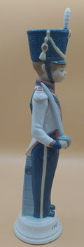 Vista lateral derecha de la figura de porcelana Lladró Soldado Cadete con Espada, años 80, con detalles finos en sombrero y espada.