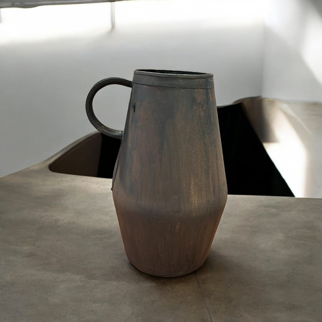 Jarra arrumbador de hierro con diseño rústico y detalles envejecidos, complemento decorativo para ambientes clásicos y bodegas.