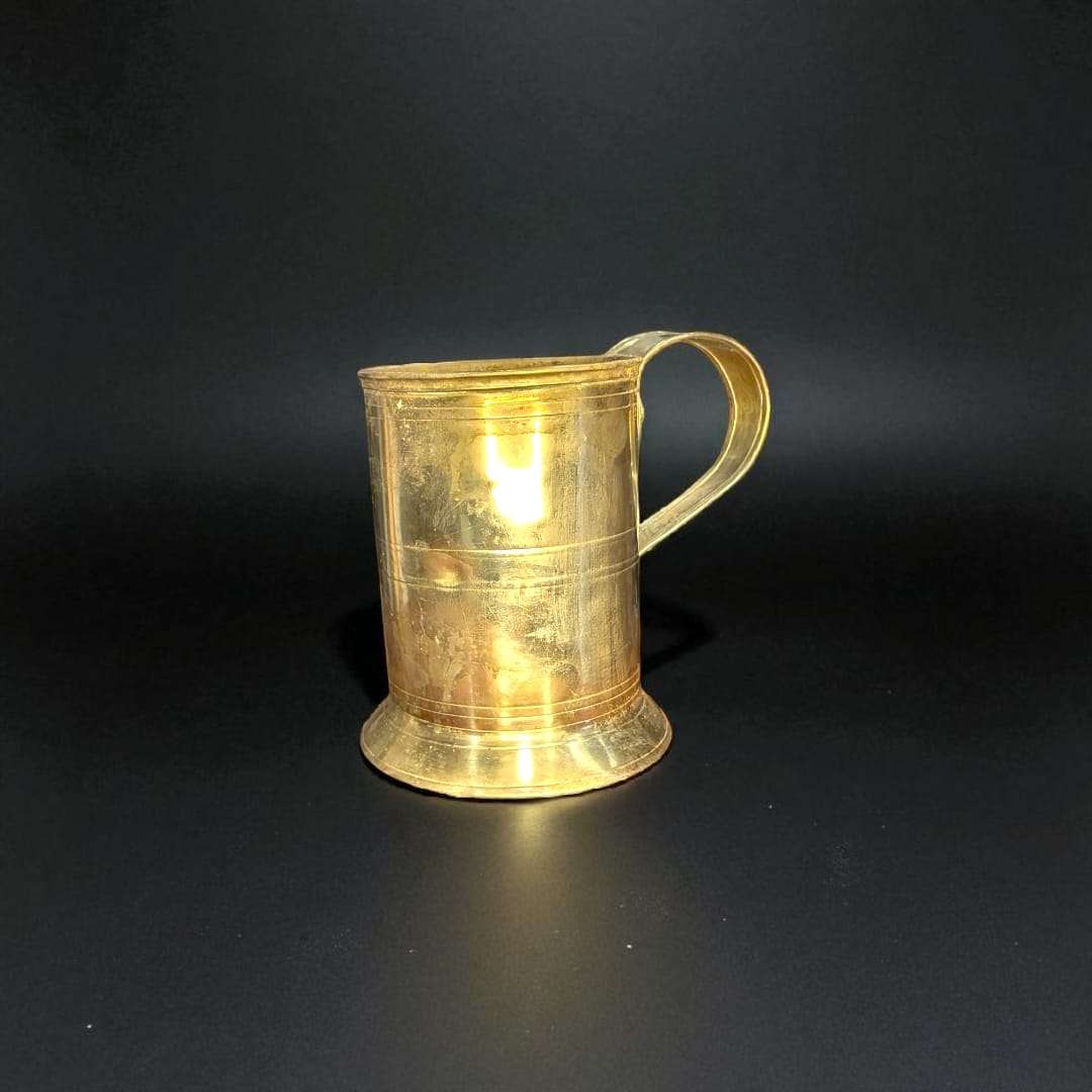 Jarra de Cerveza Alemana en metal vintage coleccionista con acabado dorado brillante, ideal para decoración de estilo rústico o tradicional.
